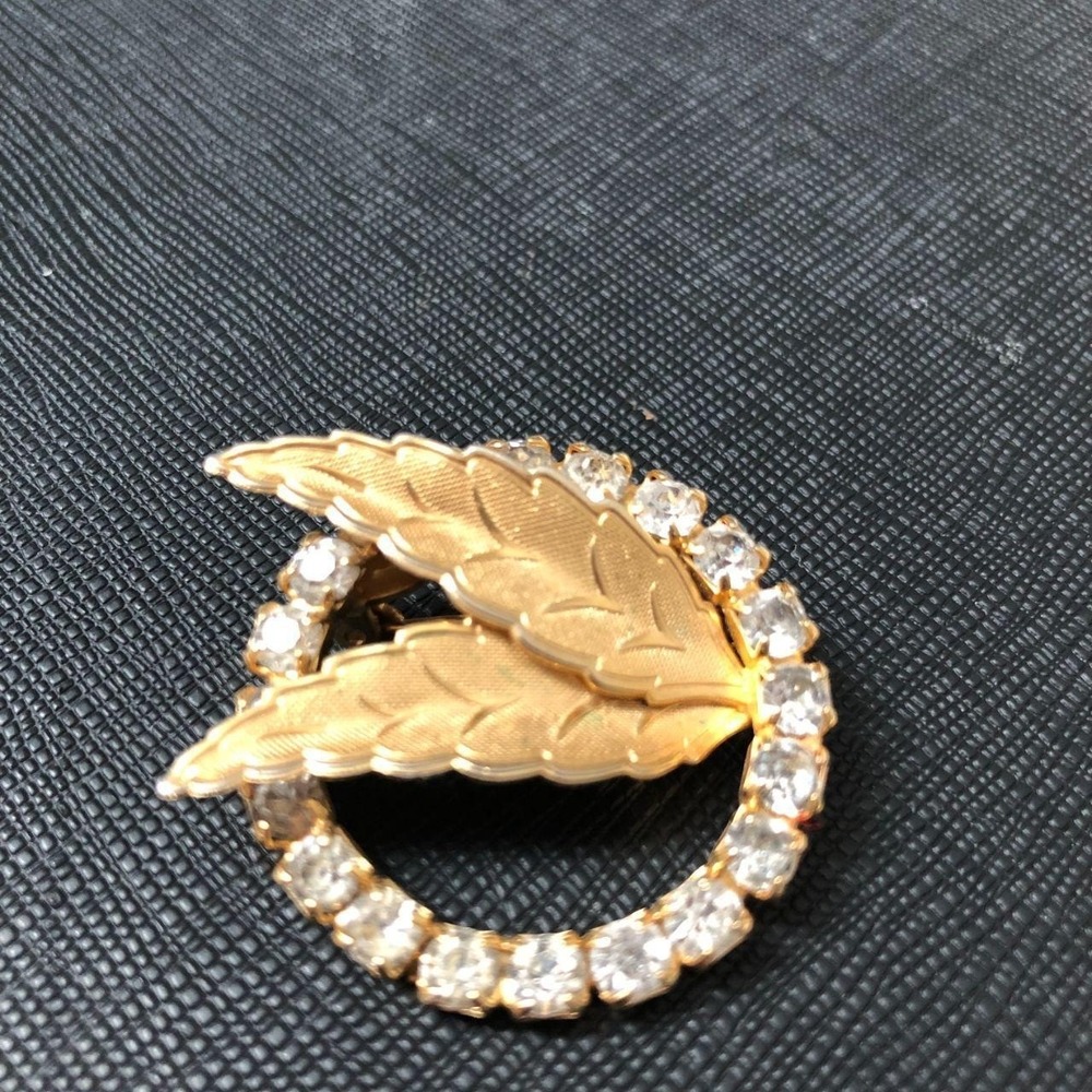 Vintage 50s/60s Gold Tone Textured Double Leaf Encircled Brooch Pin Gold Leaf